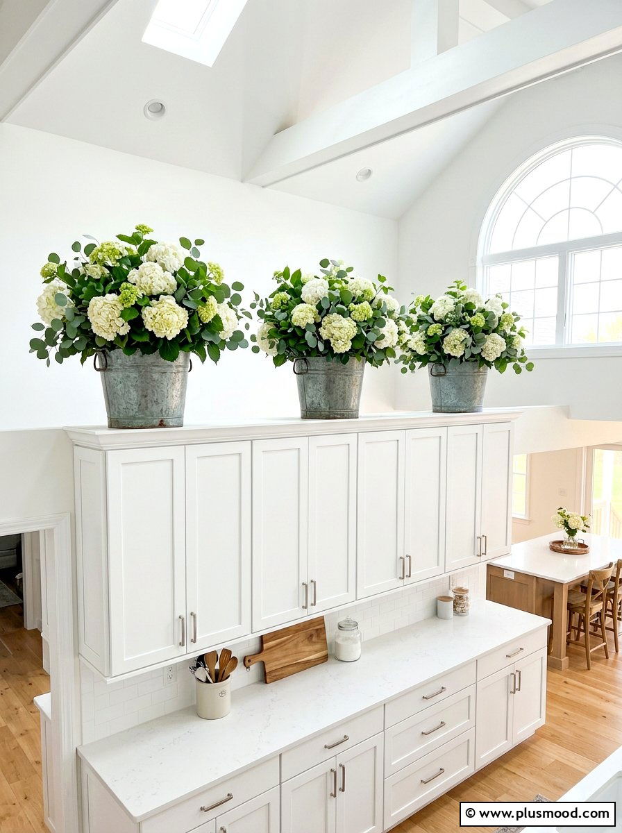 Hydrangea kitchen cabinet top display - 25 summer kitchen decor ideas with hydrangeas