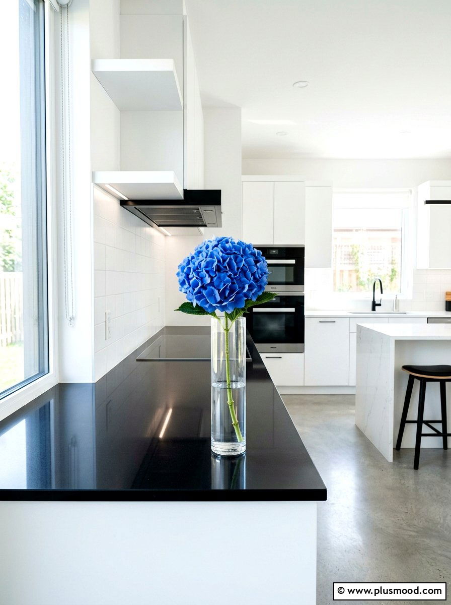 Modern minimalist hydrangea glass vase - 25 summer kitchen decor ideas with hydrangeas
