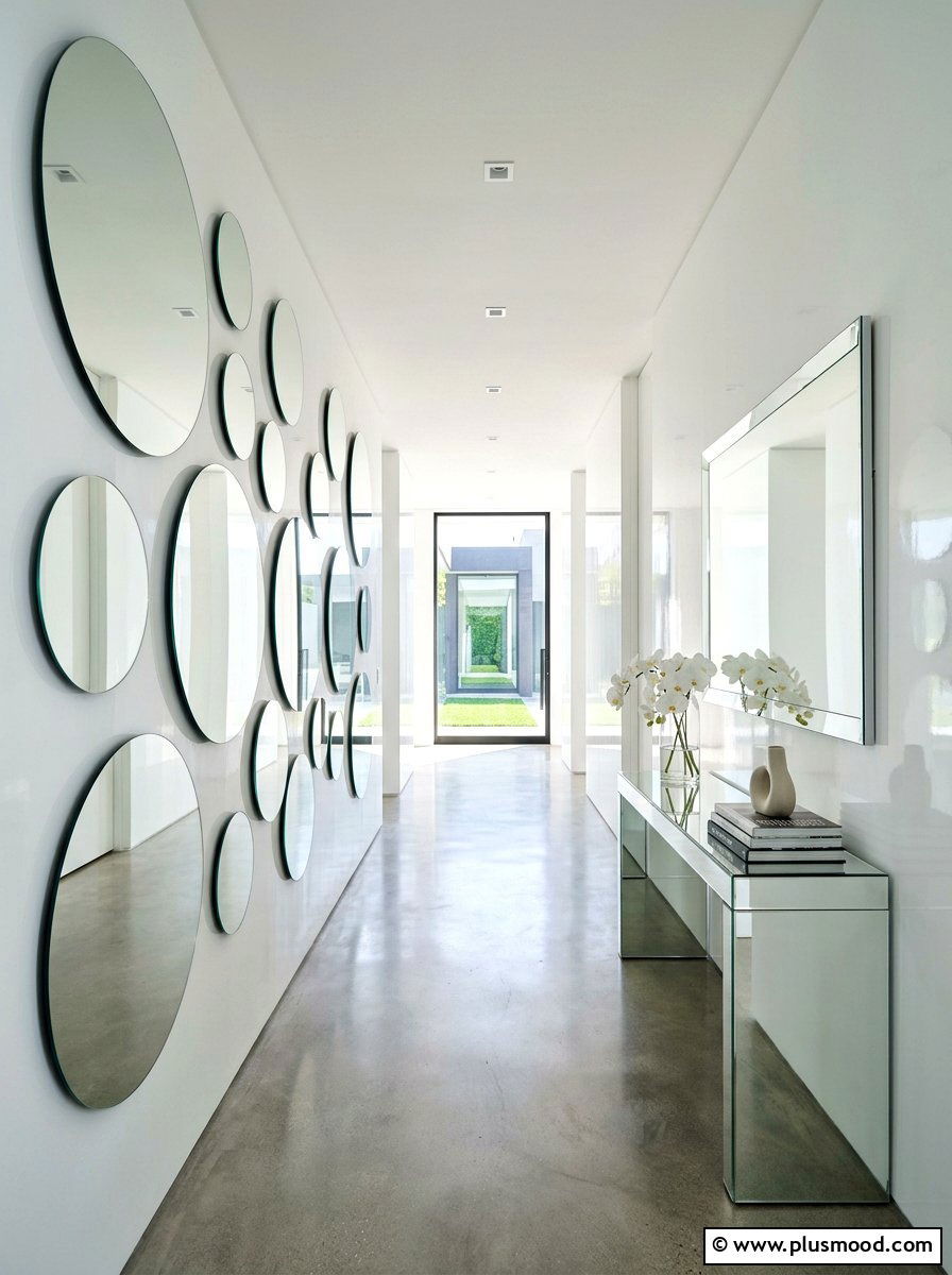 Modern reflective hallway space - 25 summer modern summer decor ideas