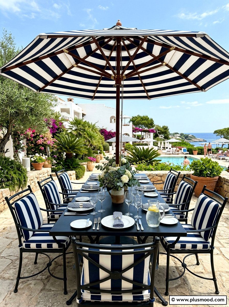 Striped Outdoor Dining - 25 elegant summer decor ideas