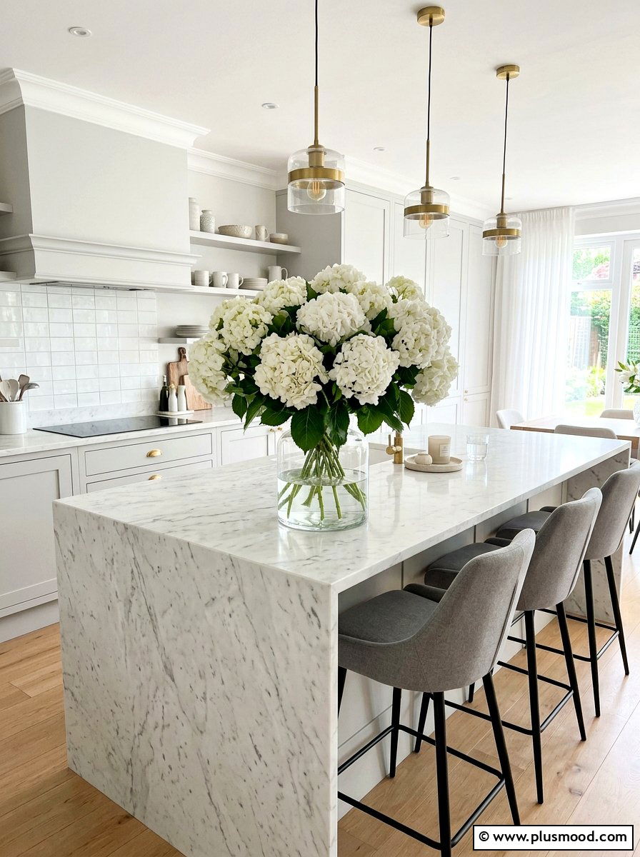 White hydrangea floral arrangement - 25 summer kitchen centerpiece ideas